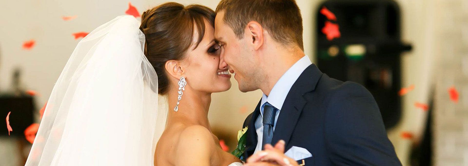Ein Pärchen beim Hochzeitstanz