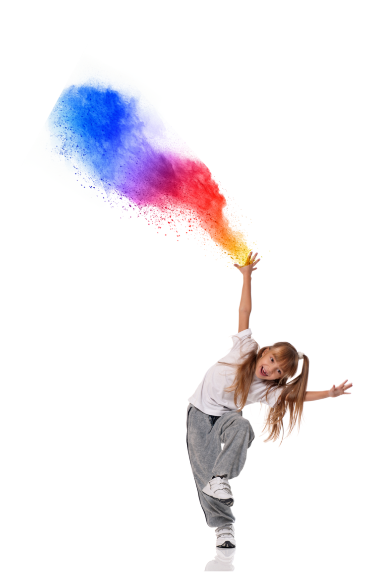 Ein kleines Mädchen in Jogginghose und weißem T-Shirt und bunten Farben.