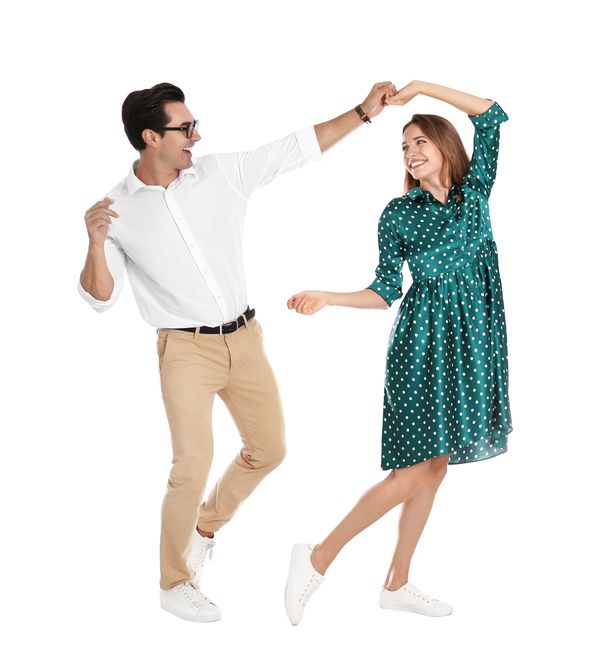 Ein junger Mann und eine junge Frau beim Tanzen.